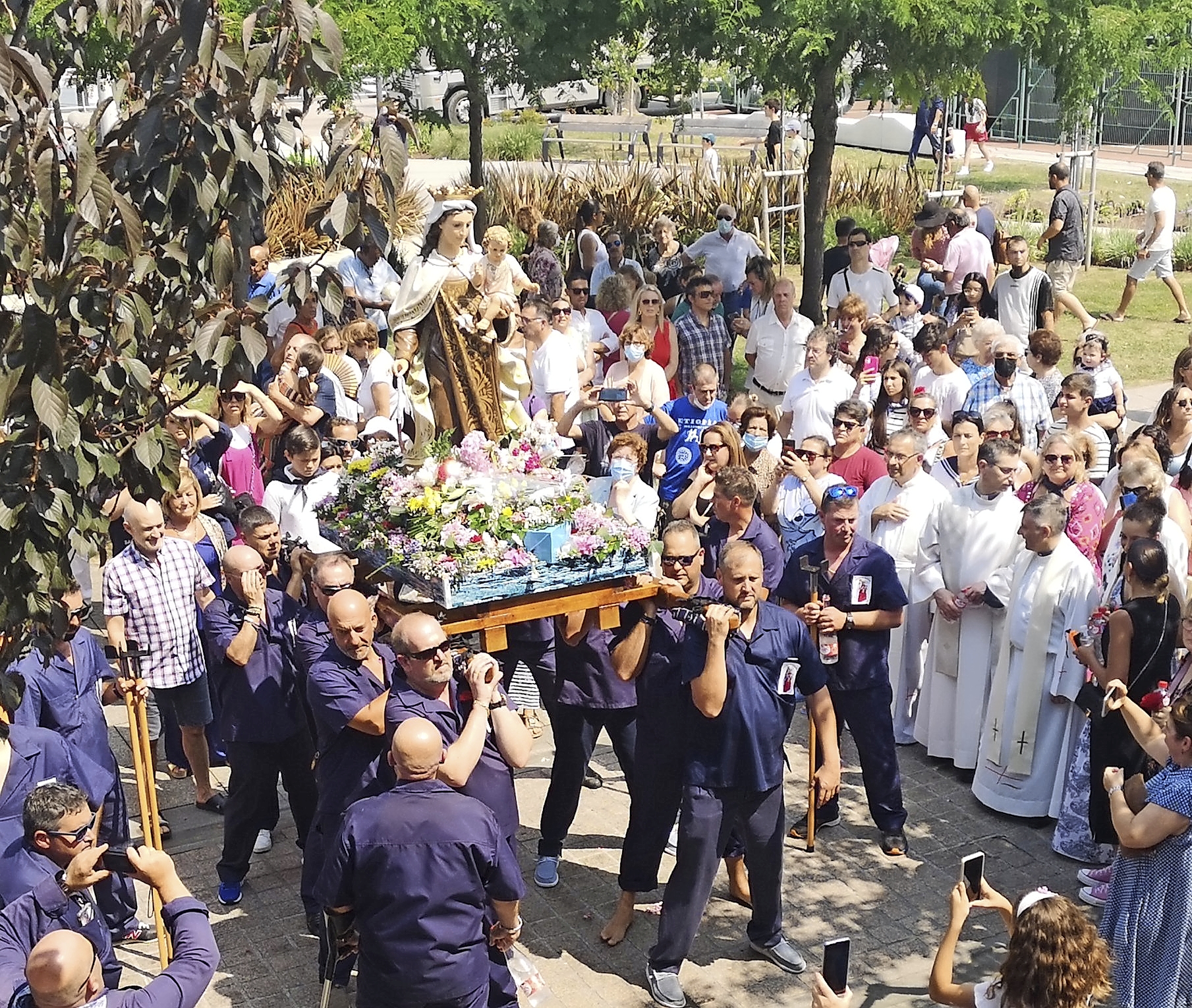 Procesión terrestre en el barrio Pesquero de Santander. / ALERTA