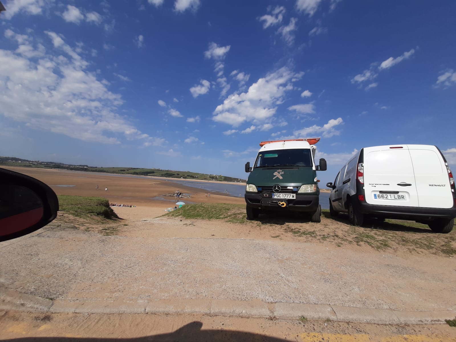 Efectivos de la Guardia Civil en el arenal buscando al bañista. / ALERTA