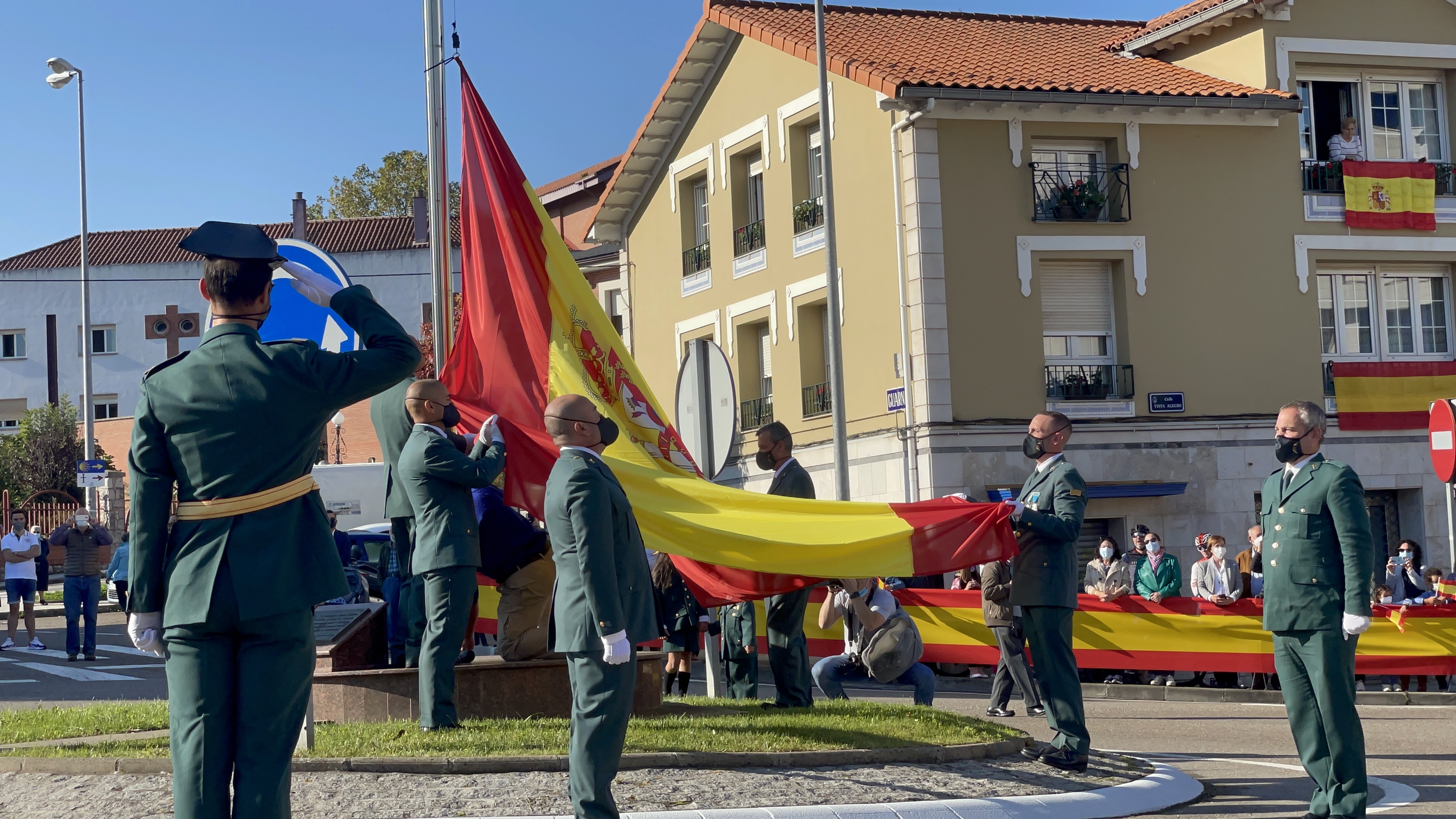 Astillero celebra un homenaje a la bandera y a la Guardia Civil por el Día de la Hispanidad