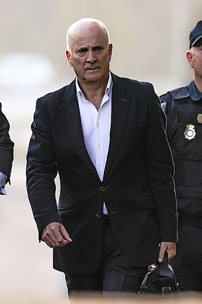 SANTIAGO DE COMPOSTELA, 13/10/2022.- Andrés Cortabitarte, exjefe de Seguridad en la circulación de Adif y segundo y último de los acusados por la muerte de 80 personas, llega este jueves a la Ciudad de la Cultura de Santiago de Compostela donde se ha reanudado el juicio por el accidente del Alvia. EFE/Lavandeira jr
