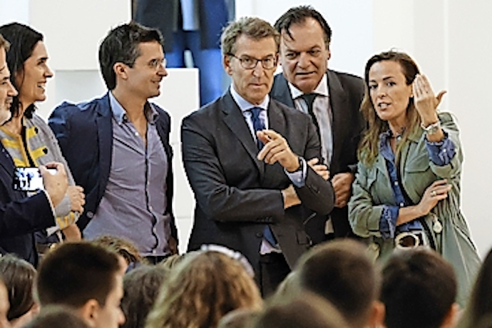El presidente del PP, Alberto Núñez Feijóo (c) tras su intervención en el XIII Congreso Nacional de Familias Numerosas, este sábado en Santiago de Compostela. EFE/Lavandeira jr
