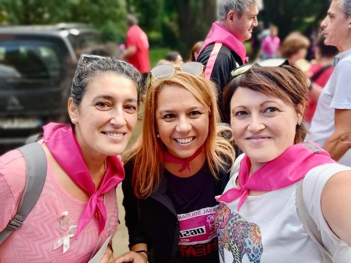 La diputada nacional del PP, Elena Castillo con dos paisanas de su localidad.