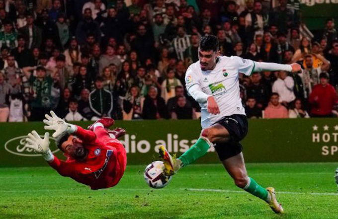 Arturo Molina, a punto de marcar el gol que le anularon. / LALIGA