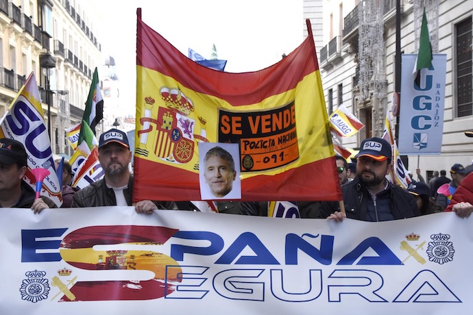 Manifestación con la pancarta de Marlaska y se vende policias. / R. Zubelzu