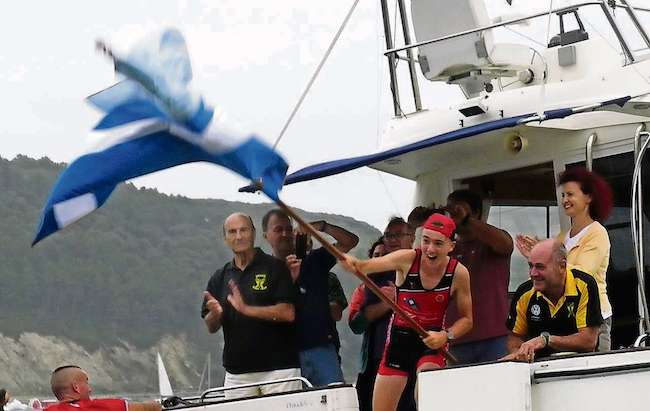 Markel Lujua, patrón de Castro, ondeando la Bandera de Plentzia.