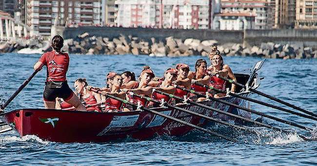 Trainera de remo femenino.