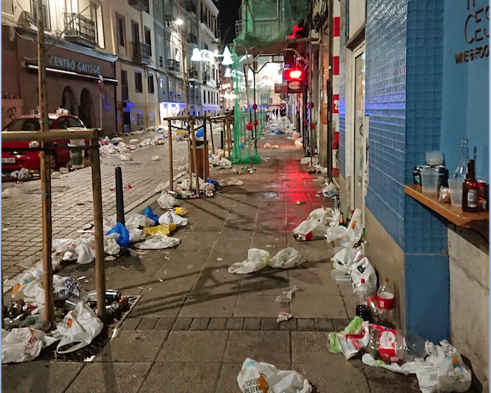 Restos de botellas y vasos tras la celebración de la 'Tardebuena'