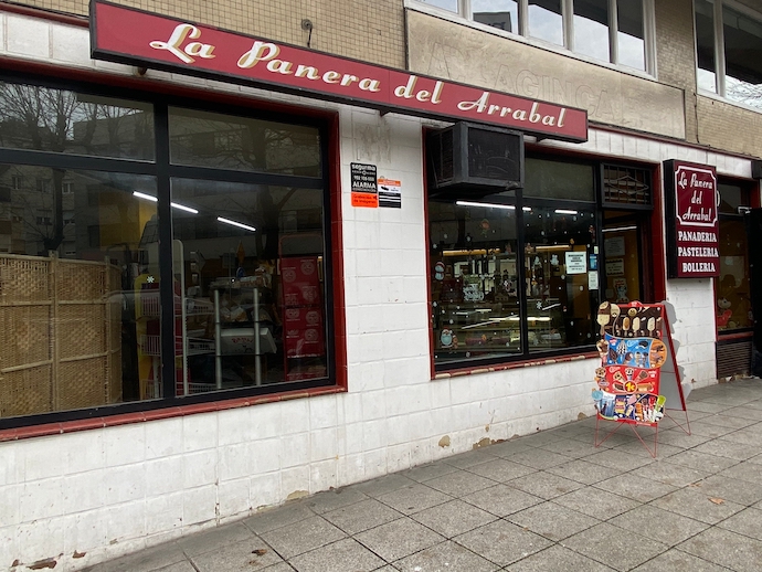 En la foto, la panadería del Arrabal en Santander. Más de 100 panaderías de toda la región se están viendo afectadas por los altos costes de la electricidad y de las materias primas. / lucio V
