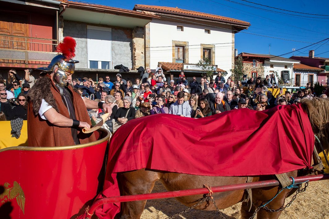 Uno de los figurantes durante el acto en Seña. / ALERTA