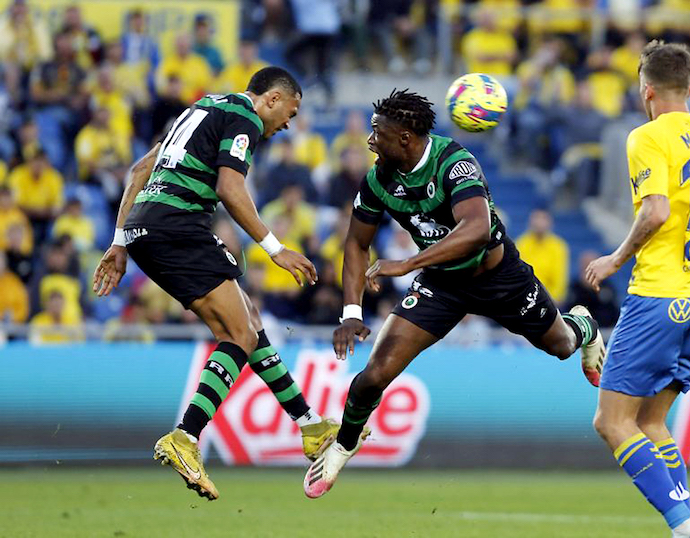 Mboula y Sekou, pugnando por un balón aéreo. / LA LIGA
