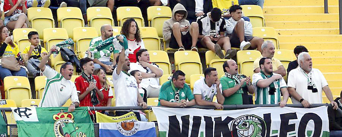 Aficionados racinguistas en Las Palmas. / LA LIGA
