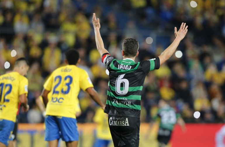Íñigo levanta las manos para reclamar una jugada durante el partido en Las Palmas. / LALIGA