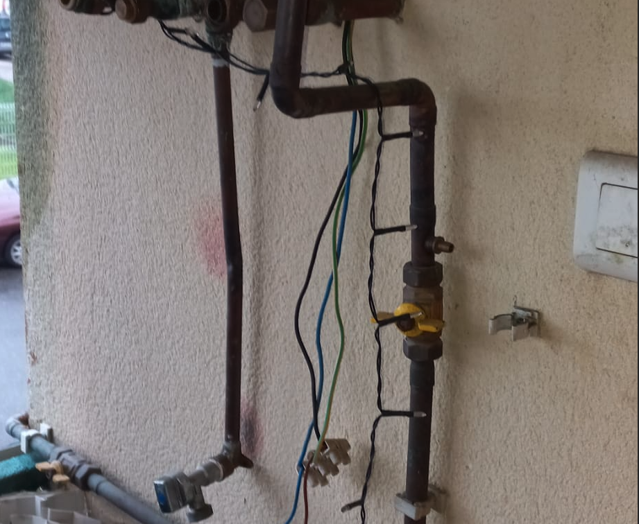 Los okupas del edificio de Guarnizo se ‘engancharon’ a la luz y el gas. / ALERTA