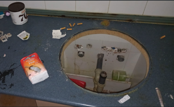 Los residentes de los pisos okupados ‘despiezaron’ el edificio. / ALERTA