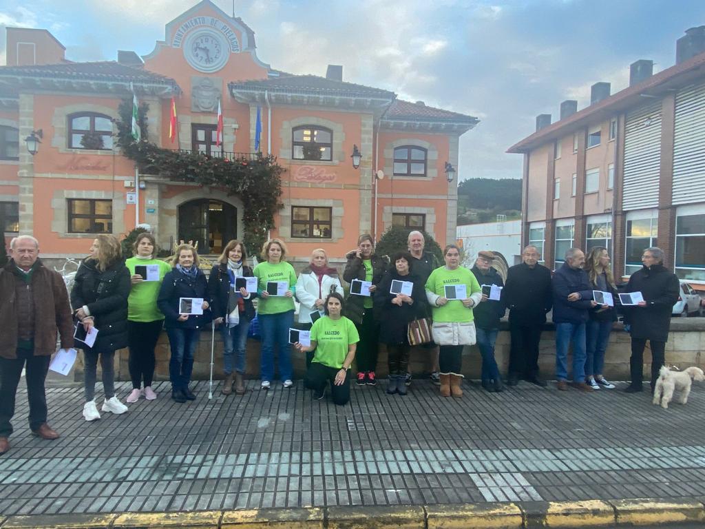 Los vecinos afectados por la eliminación del carril de circulación se concentran frente al Ayuntamiento de Piélagos para pedir soluciones a su situación. / ALERTA