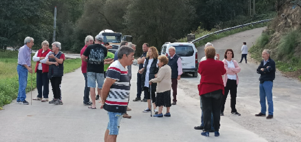 Vecinos afectados reunidos en las inmediaciones de las obras. / ALERTA