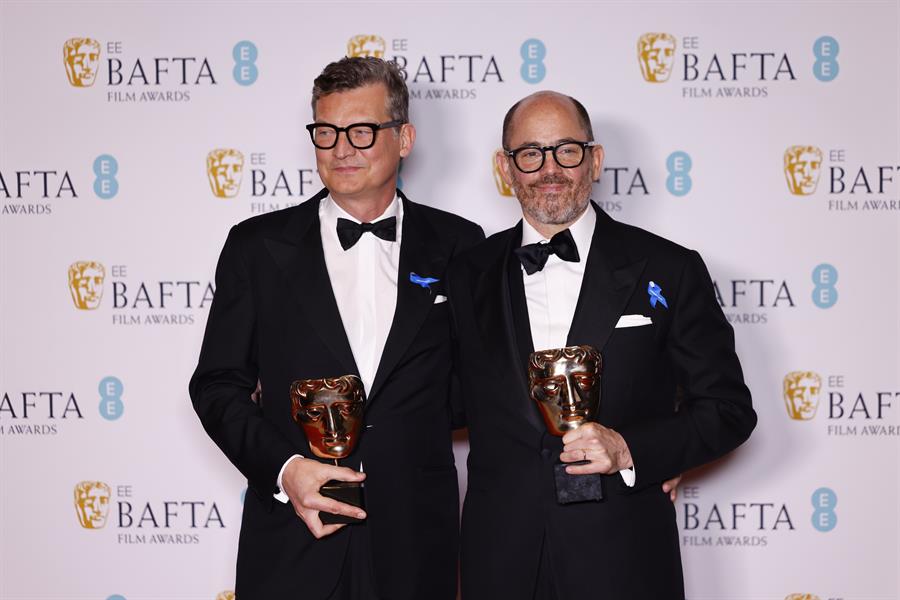 El director Edward Berger, a la derecha, ganador del premio Bafta a la mejor dirección por "All Quiet on the Western Front" en la ceremonia de entrega de estos galardones, celebrada en Londres. EFE/EPA/Tolga Akmen