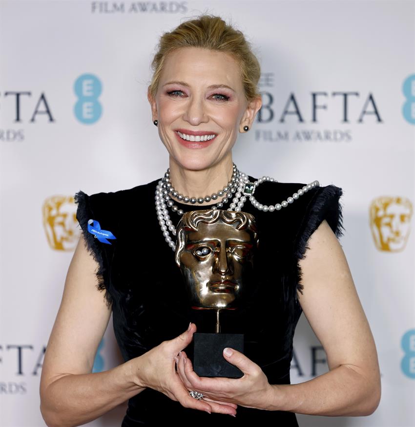 Cate Blanchett, posa con el galardón a la mejor actriz por el film 'Tar' en la ceremonia de los Barta en Londres. EFE/EPA/TOLGA AKMEN