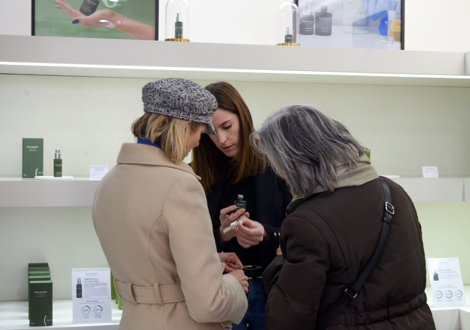 Varias personas comparando y probando nuevos productos. / ALERTA