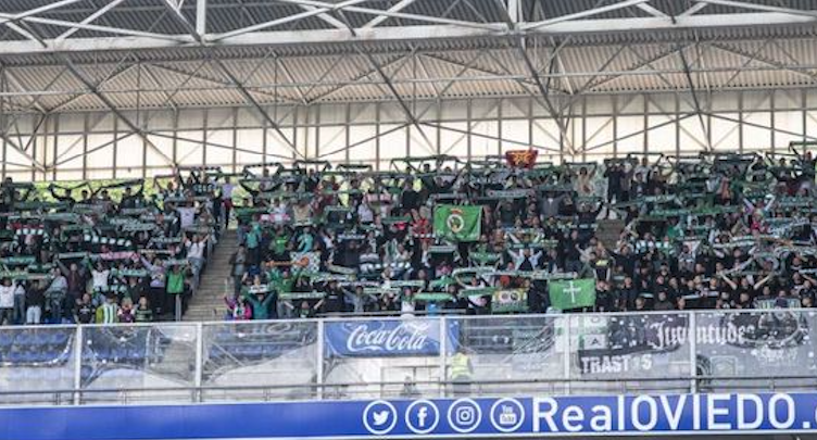 Más de 600 cántabros en la grada de El Tartiere.