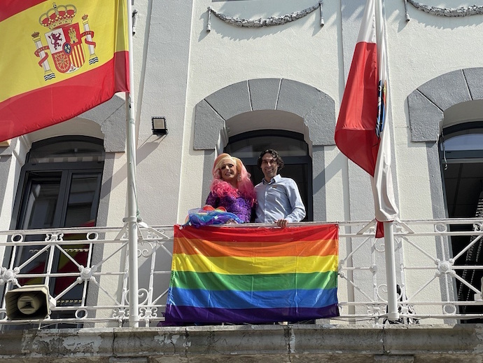 Kini Kinientos y Soberón instalando la bandera LGTBI en el Ayuntamiento de Astillero. / AA