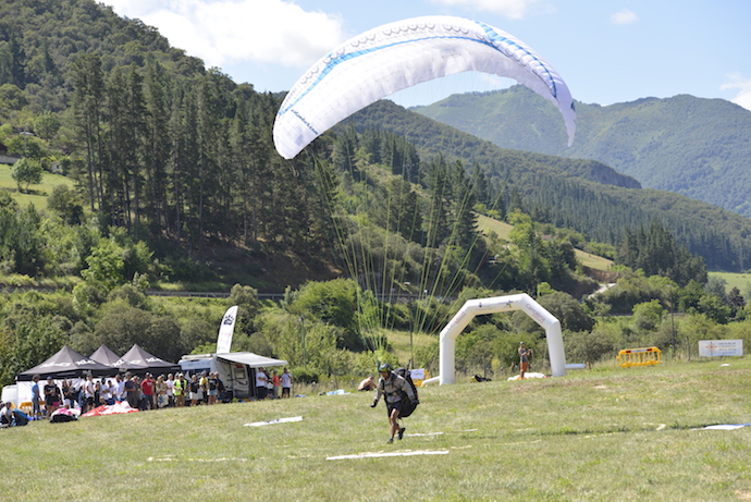 Parapentista en Liébana. / TONY DIEDRICH