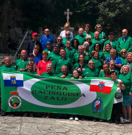 Más de 50 miembros de la Peña Zalo visitan el monasterio de Santo Toribio de Liébana. / ac