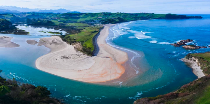 Playa de Oyambre.situada en la costa occidental de Cantabria, junto a la desembocadura de la Ría de la Rabia.