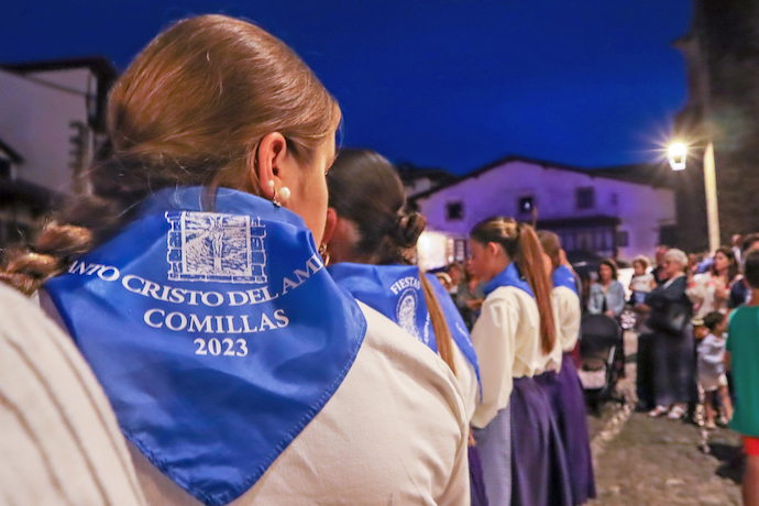 Con el pañuelo de fiestas en la bajada del Cristo del Amparo. / ALERTA