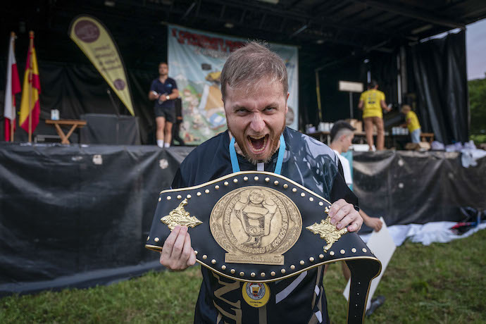 La localidad cántabra de Ambrosero acoge la segunda edición del campeonato mundial de comedores de sobaos, un evento gastronómico donde los concursantes lucharán por demostrar quién puede consumir la mayor cantidad de ese producto en 8 minutos. En la foto, el campeón de este año, Valentín Carrasco Ferrer. EFE/Román Aguilera
