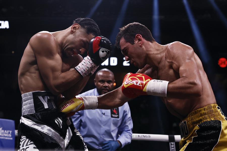 El español Sergio García (d) en acción contra el cubano José Salas Reyes durante su pelea a 10 asaltos en el peso superwélter en el T-Mobile Arena de Las Vegas, Nevada, Estados Unidos, el 29 de julio de 2023. (España) EFE/EPA/ETIENNE LAURENT