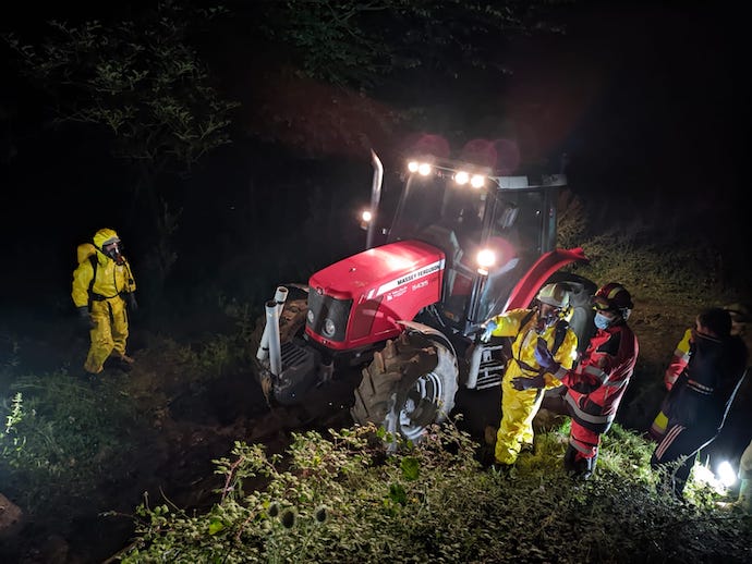 Los bomberos durante los trabajos de rescate de las vacas vivas.