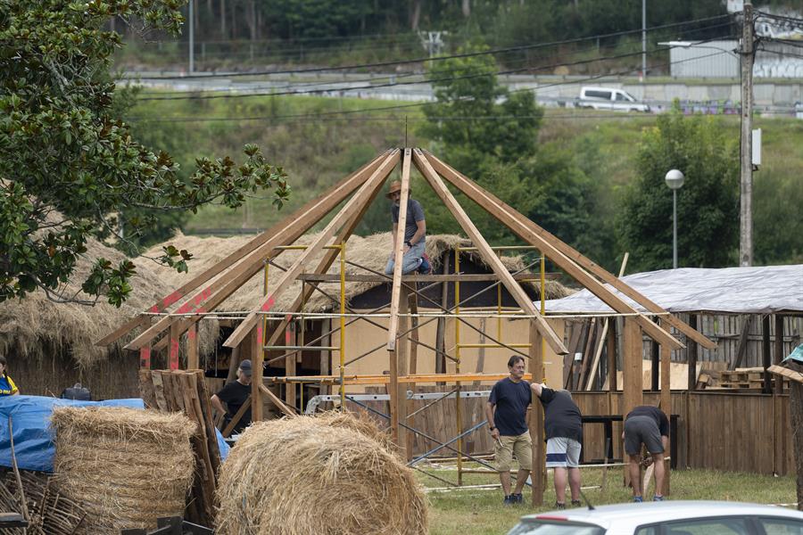 Varias personas trabajan en las instalaciones de la XXI edición de las Guerras Cántabras, este viernes en Los Corrales de Buelna. EFE/Pedro Puente Hoyos