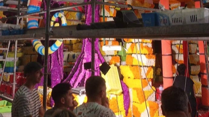 Los pejinos adornan las carrozas que se esconden en los talleres con miles de flores y pétalos de colores. / L. S.