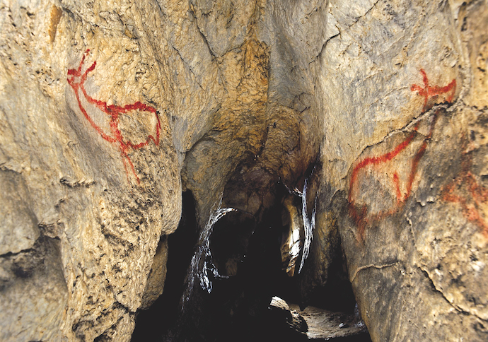 Interior de la cueva de Las Covalanas.