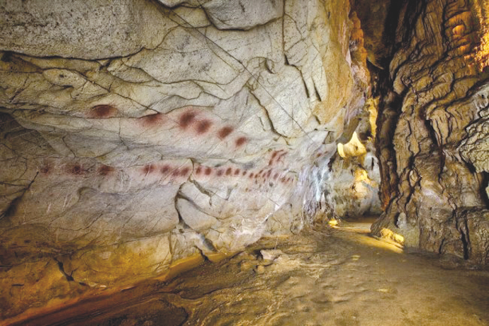 Interior de la cueva de El Castillo.