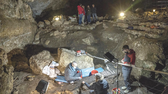 Trabajos de excavación en la cueva de El Pendo.