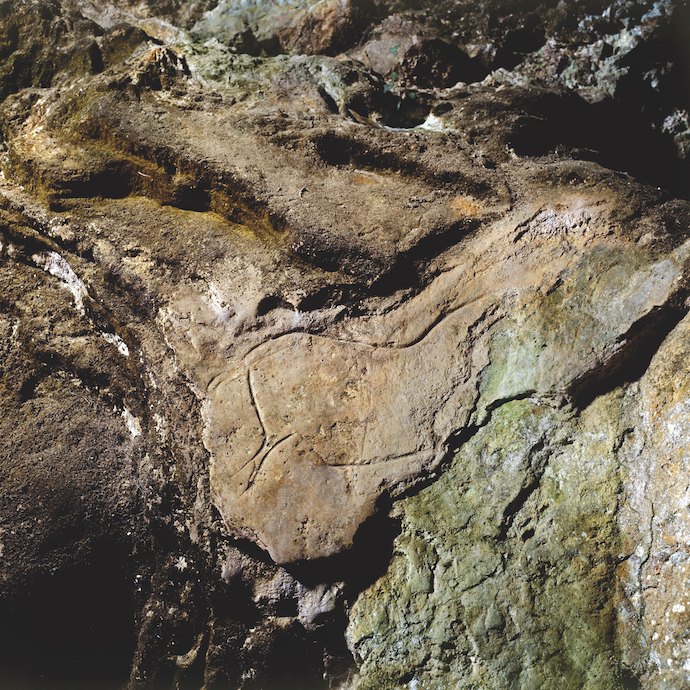 Interior de la cueva Hornos de la Peña.