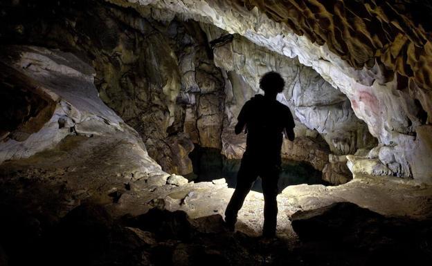 Un visitante en la cueva de Chufín