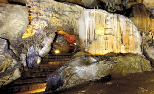 Interior de la cueva de Las Monedas.