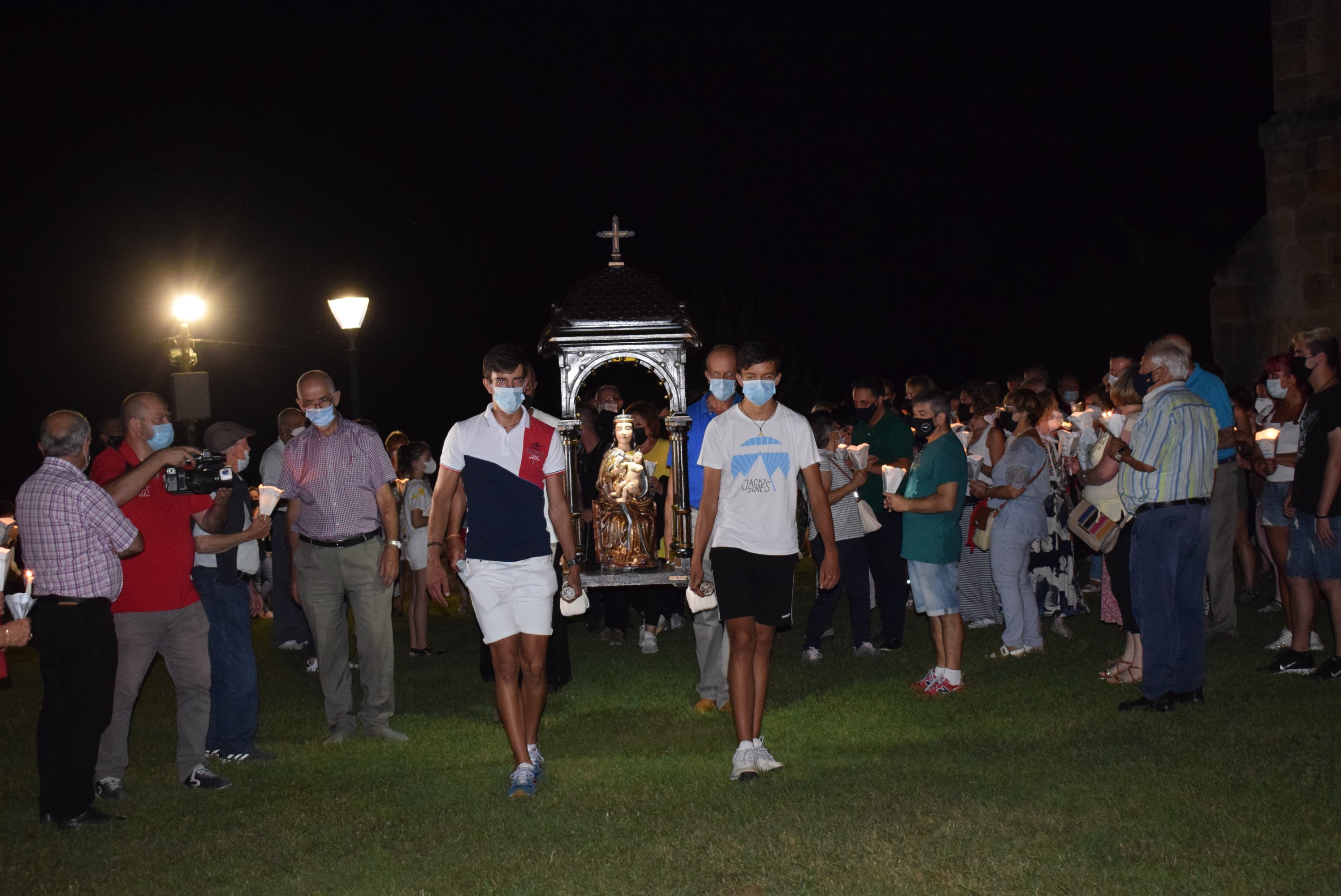 Piélagos celebra la Procesión de la luz hasta la parroquia de San Vicente Mártir