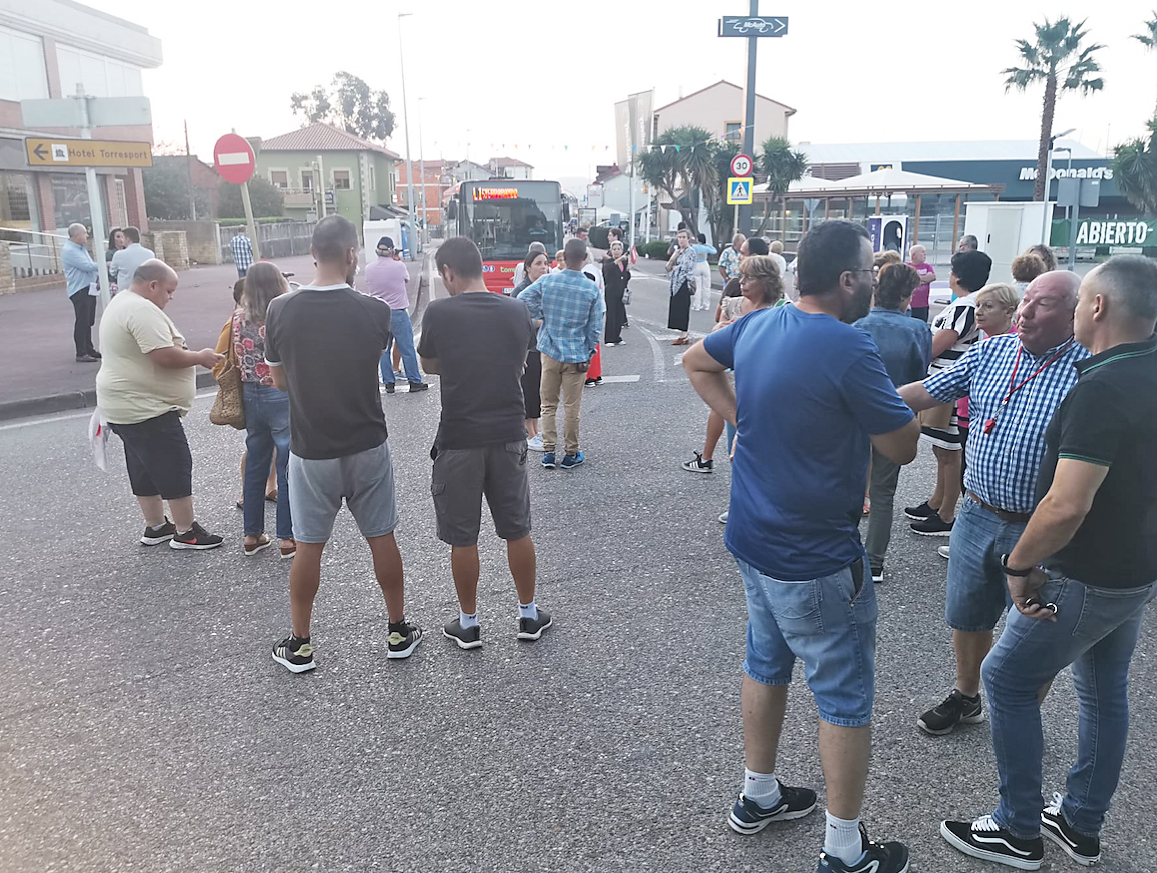 Vecinos de Sierrapando antes de comenzar la manifestación. / Alerta