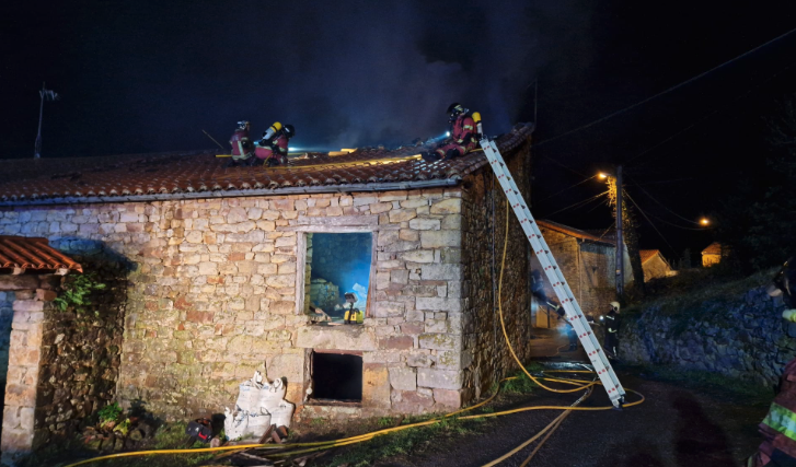El incendio calcinó anoche una vivienda y afectó a la cubierta de otras dos en Quintana de Toranzo, localidad perteneciente al municipio de Corvera de Toranzo.