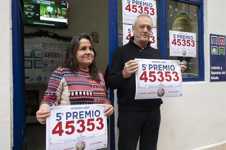 Vista de la administración nº 6 de Torrelavega donde se han vendido décimos del número 45.353, agraciado con uno de los quintos premios del sorteo extraordinario de la Lotería de Navidad, dejando quince series en Torrelavega (900.000 euros), y dos en dos administraciones de Santander. EFE/ Pedro Puente Hoyos