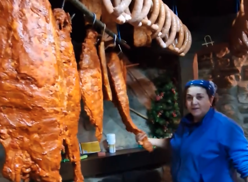 Mari José Llorente enseña las costillas.