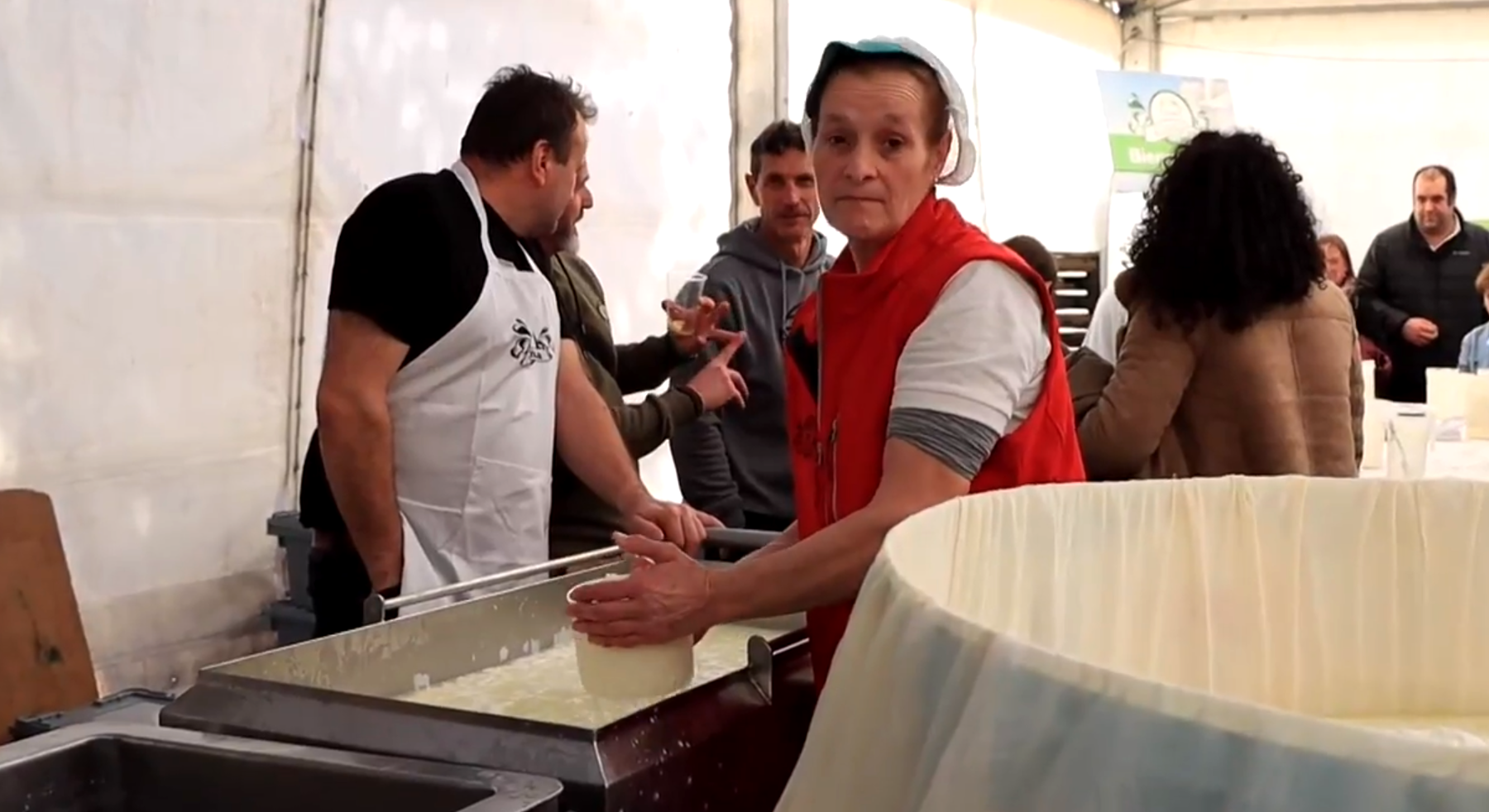 RUILOBA (CANTABRIA), 11/02/2024.- Más de 400 litros de leche, dos personas y más de 5 horas han servido este domingo para elaborar en el municipio cántabro de Ruiloba el queso fresco más grande de España, con un peso de unos 120 kilos. EFE/ Celia Agüero Pereda