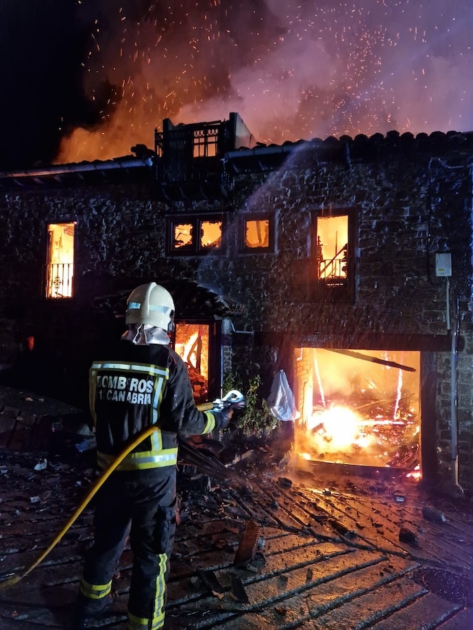 En la oscuridad de la noche, un equipo de bomberos autonómicos lucha contra las llamas que consumen una cuadra en Buyezo, demostrando su valentía y determinación para salvaguardar la vida y las propiedades de la comunidad.