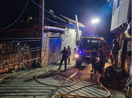 Entre el humo y las llamas, bomberos y voluntarios unen fuerzas en una batalla contra el tiempo para controlar el incendio en Buyezo, Cabezón de Liébana, en un esfuerzo por minimizar el impacto de este desastre en el sector agrícola local.