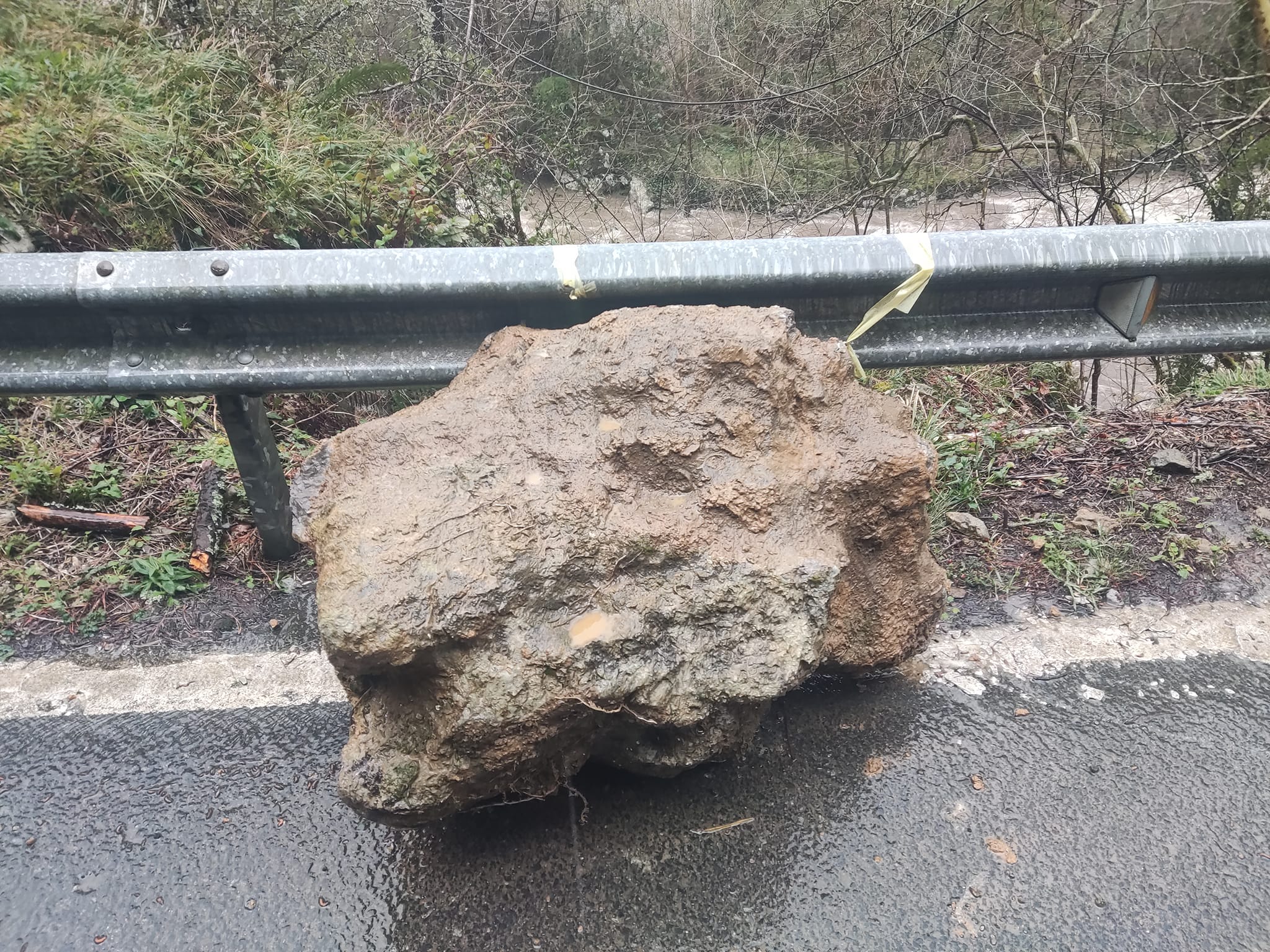 Imponente, la roca resultante de un desprendimiento yace como un gigante silencioso a un lado de la carretera, testimonio de la inesperada y a menudo peligrosa dinámica de la naturaleza.
