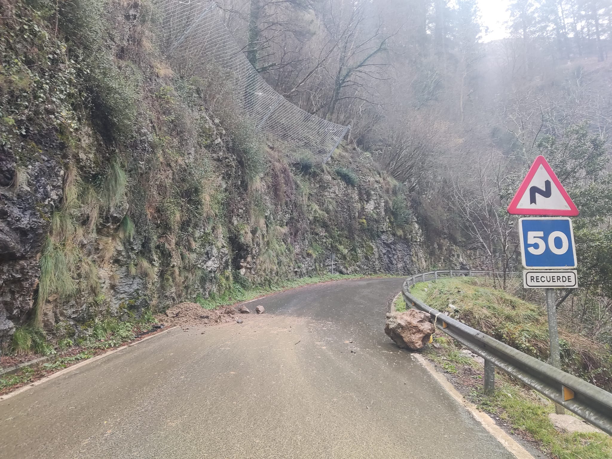 Una perspectiva diferente de la carretera CA-260 revela la magnitud del desprendimiento, mostrando cómo la tranquilidad del camino se ve interrumpida por la imponente presencia de rocas y escombros, desafiando la seguridad y el tránsito en la región.